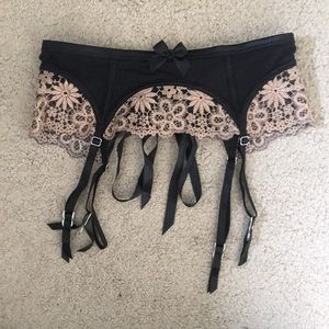 BNWT Victoria’s Secret Garter Belt XS/S